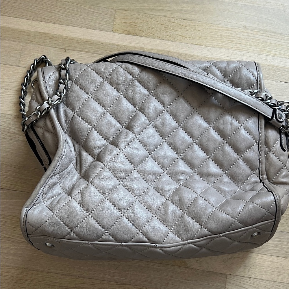 Michael Kors Quilted Shoulder Bag in Taupe Leather - Picture 3 of 9